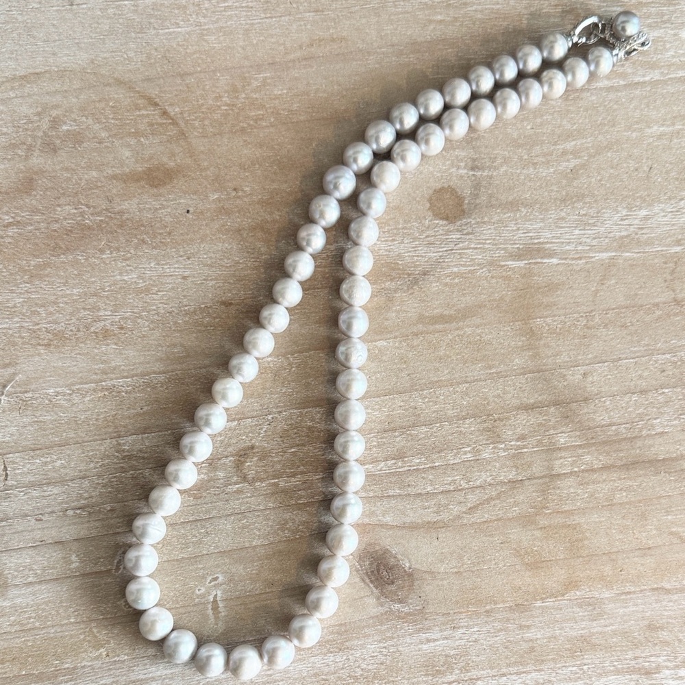 Elegant light gray Pearl Necklace